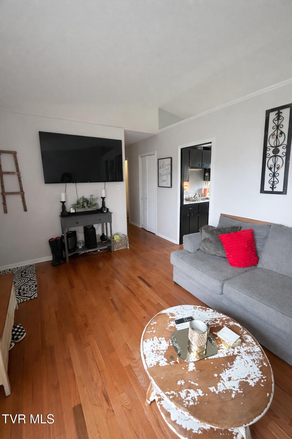 361 Springfield Drive Bristol, TN 37620 - Photo 5 of 26 Living Room