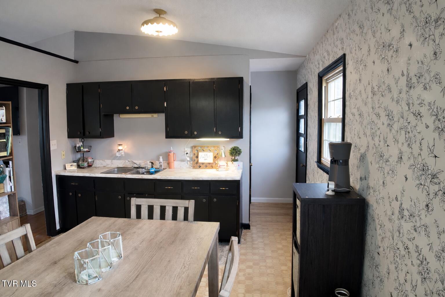 361 Springfield Drive Bristol, TN 37620 - Photo 6 of 26 Kitchen