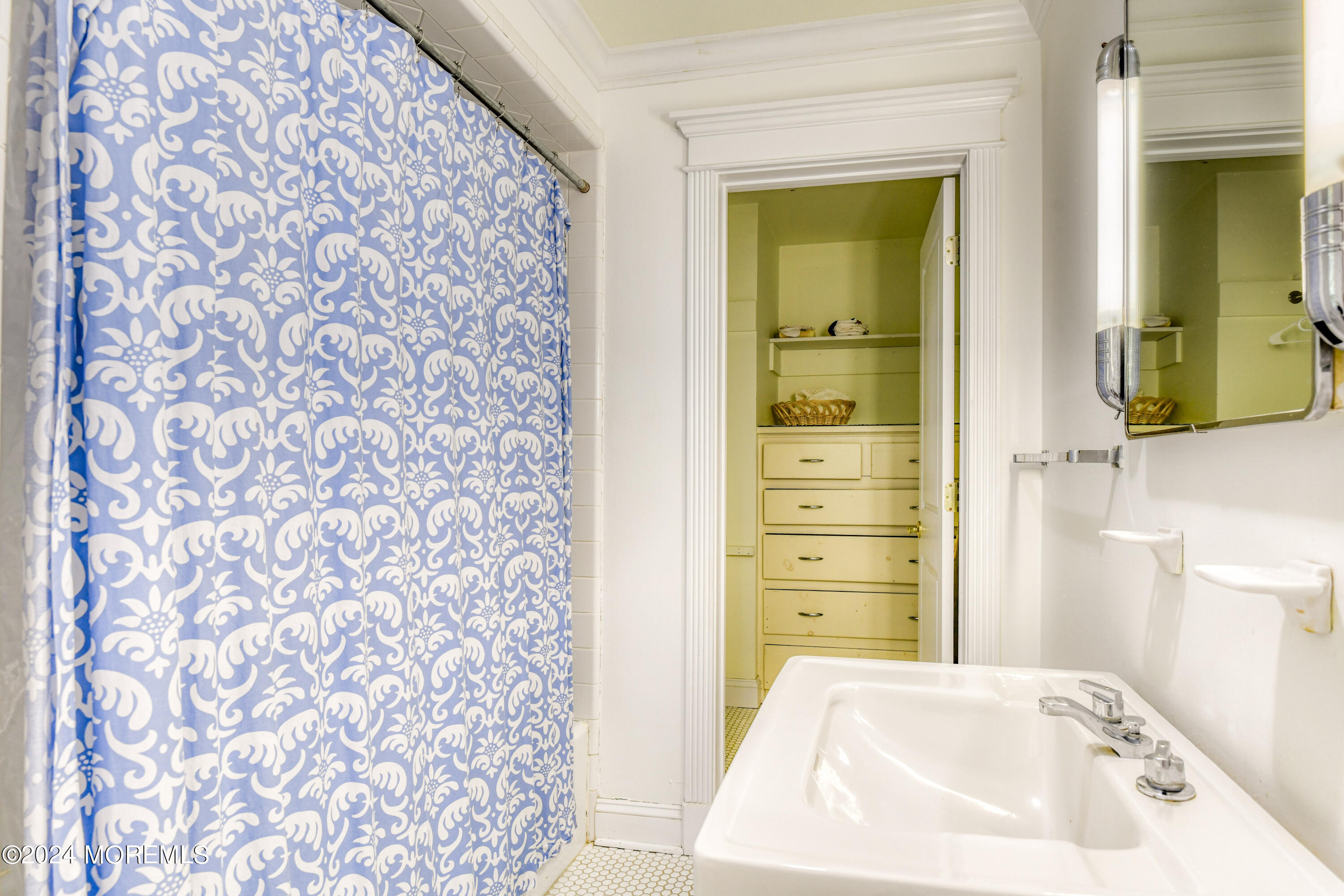 799 Navesink River Road Rumson, NJ 07760 - Photo 35 of 59 a bathroom with a sink and a bathtub