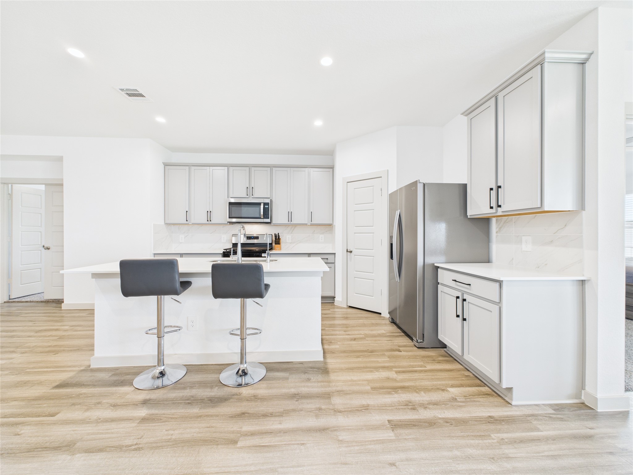 1127 Curly Angora Court Rosharon, TX 77583 - Photo 3 of 26 Kitchen with island / breakfast bar