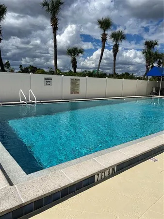 a view of a back yard