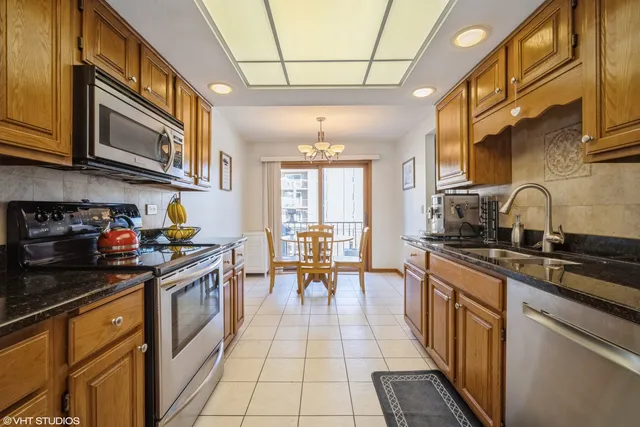 $319,300 | 1380 Oakwood Avenue, Unit 306, Des Plaines, IL 60016