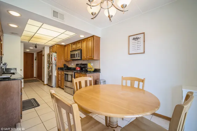 $319,300 | 1380 Oakwood Avenue, Unit 306, Des Plaines, IL 60016