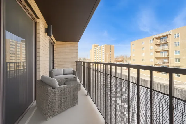 $319,300 | 1380 Oakwood Avenue, Unit 306, Des Plaines, IL 60016