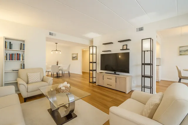 $319,300 | 1380 Oakwood Avenue, Unit 306, Des Plaines, IL 60016