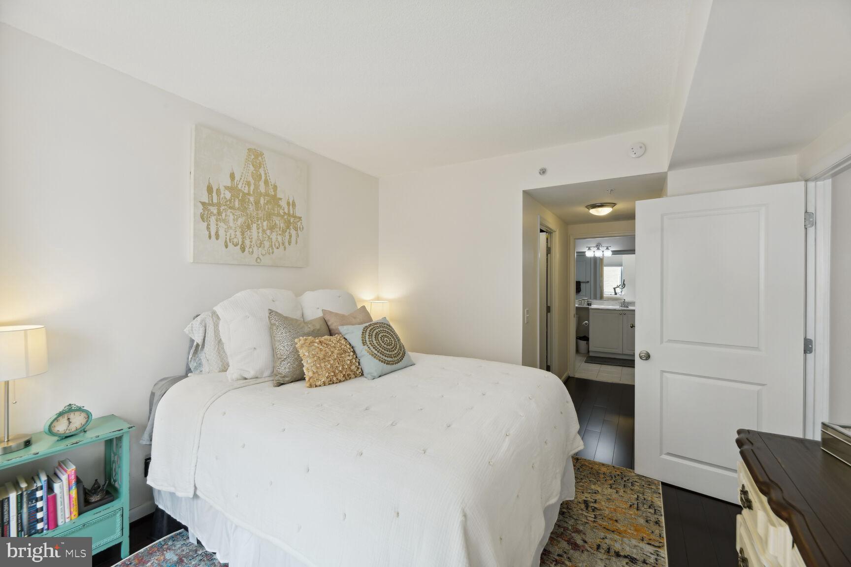 851 North Glebe Road, Unit 1607 Arlington, VA 22203 - Photo 12 of 23 Welcoming warm space!