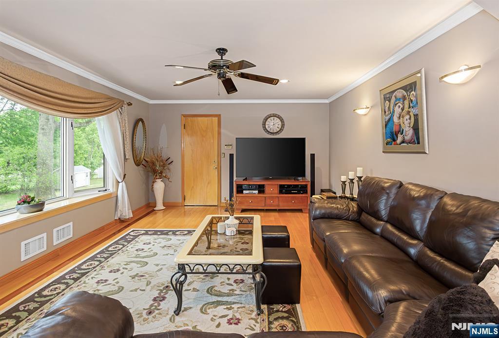 16 Barbara Way Wayne, NJ 07470 - Photo 14 of 35 a living room with furniture and a flat screen tv