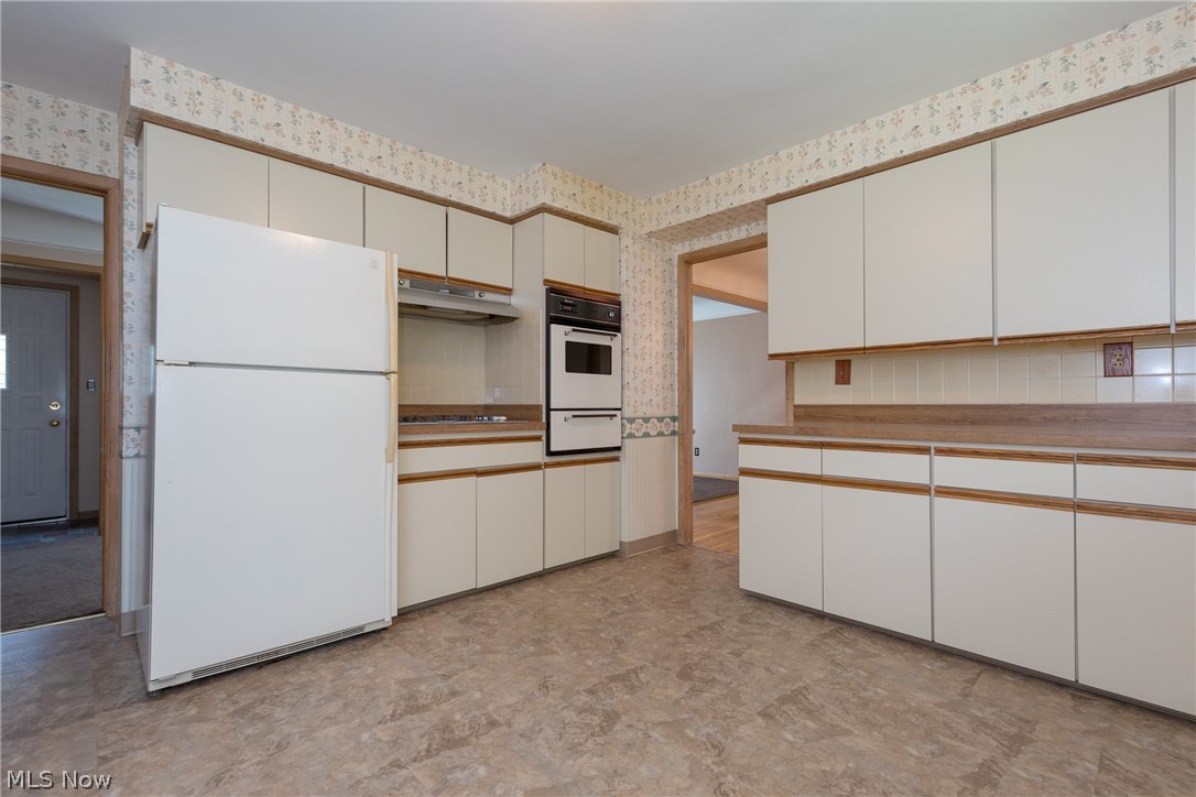 4951 Farnhurst Road Cleveland, OH 44124 - Photo 4 of 27