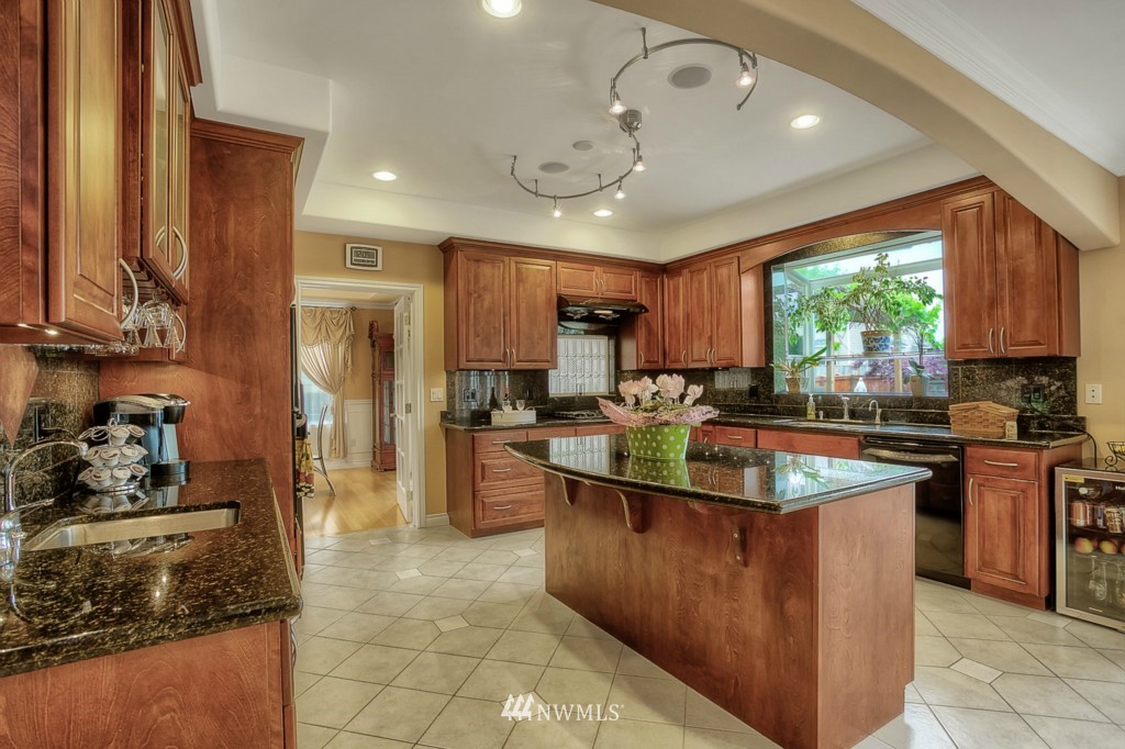 12403 155th Avenue Southeast Renton, WA 98059 - Photo 6 of 24 Gallery Image 6