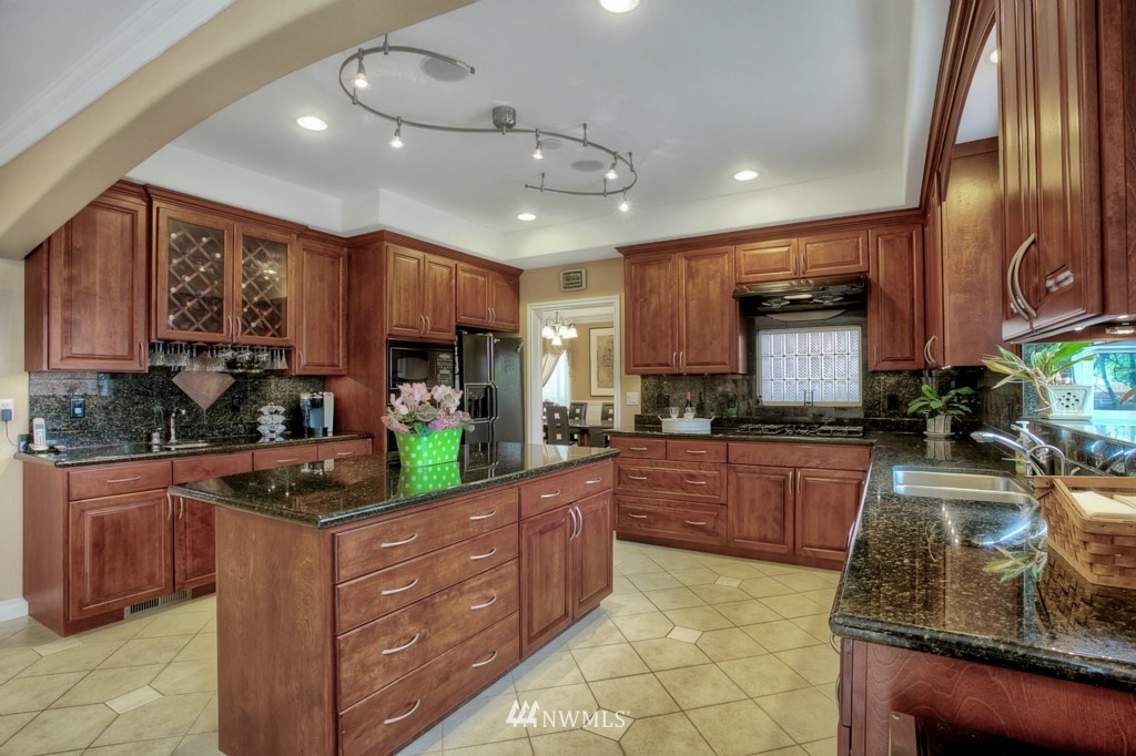 12403 155th Avenue Southeast Renton, WA 98059 - Photo 7 of 24 Gallery Image 7