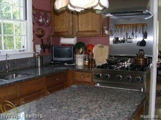 26620 Woodlore Road Franklin, MI 48025 - Photo 12 of 23 woodlore kitchen with viking ran