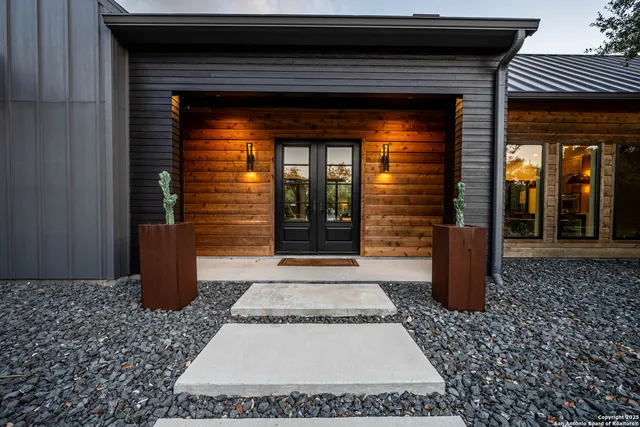 a view of a entrance of the house