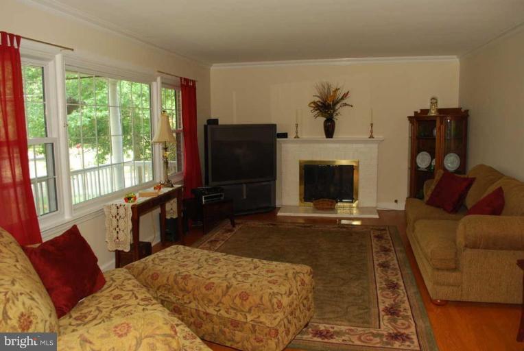 8719 Waterford Road Alexandria, VA 22308 - Photo 2 of 24 Living Room