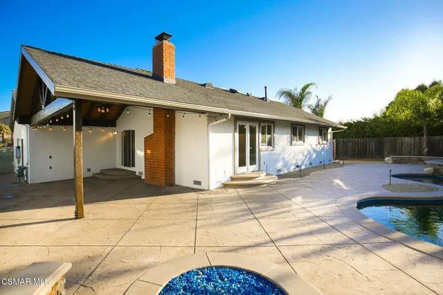 a view of a house with backyard