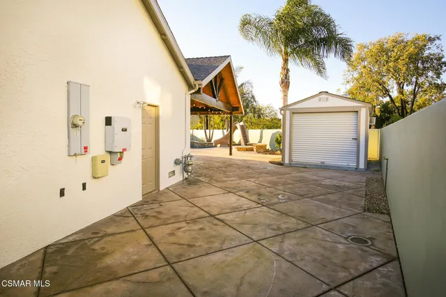 a view of a house with a backyard