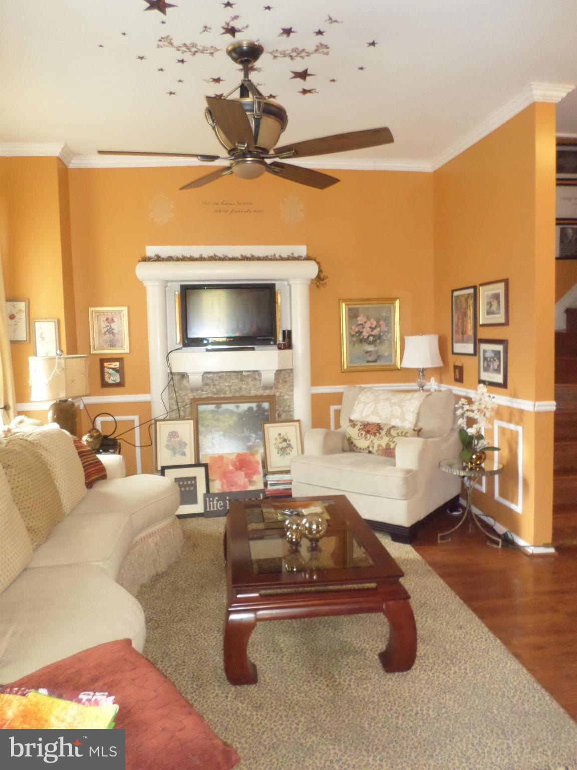 439 Park Road Northwest Washington, DC 20010 - Photo 3 of 25 Living Room