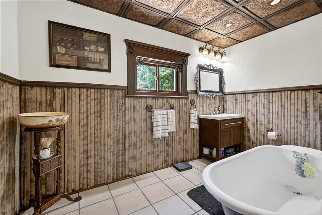 24 Shady Avenue Burgettstown, PA 15021 - Photo 33 of 50 Second floor full bath with claw foot tub.