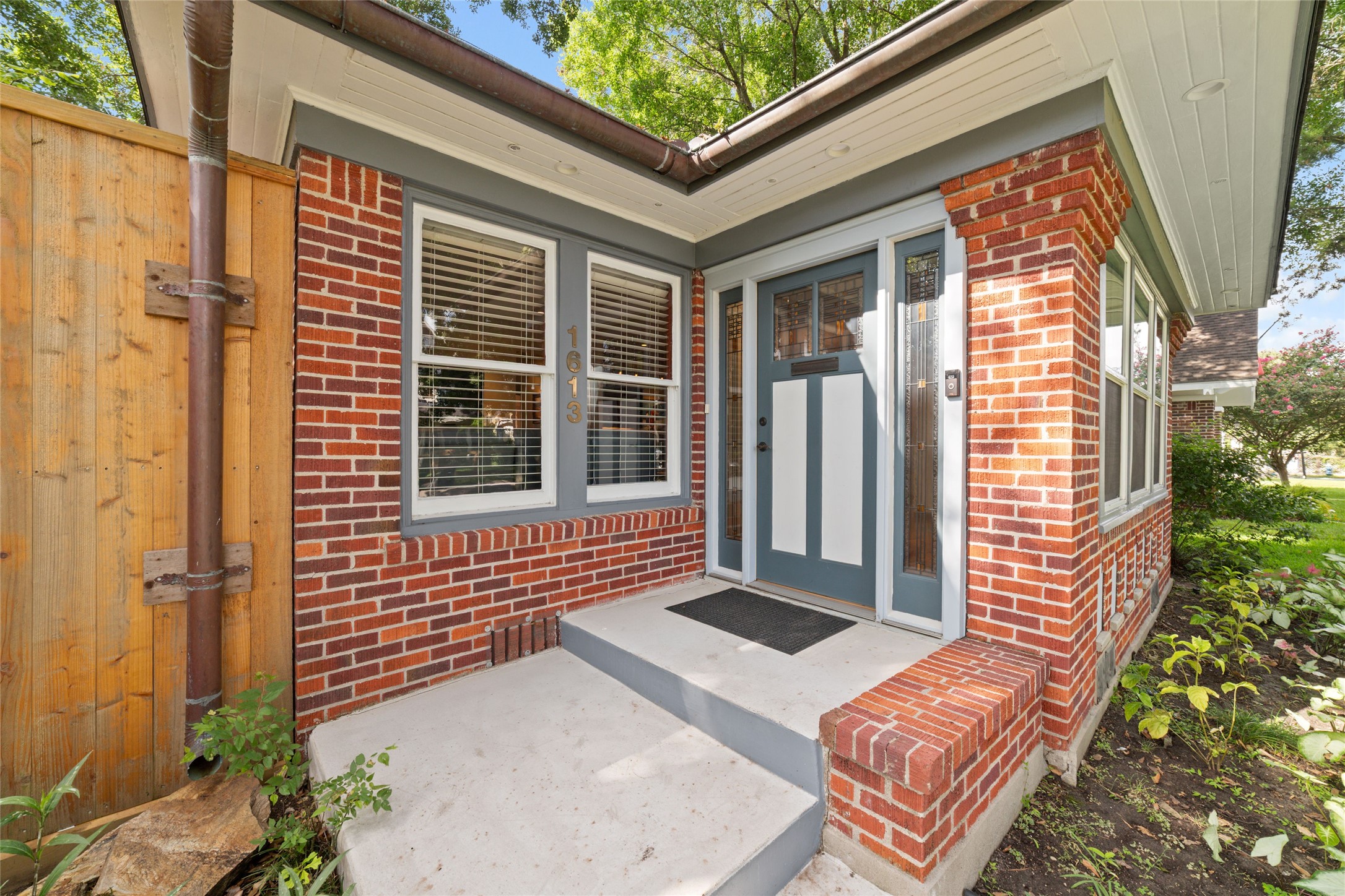1613 California Street Houston, TX 77006 - Photo 5 of 50 Every memorable home begins with a front porch. Framed by timeless Craftsman architecture, this welcoming space is made for slow mornings, evening conversations, and greeting neighbors as they stroll one of Houston's most beloved streets.