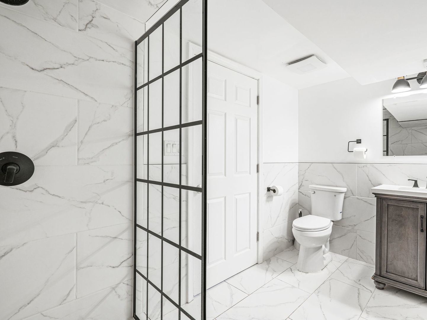 3824 Sunset Avenue Markham, IL 60428 - Photo 4 of 15 a bathroom with a toilet