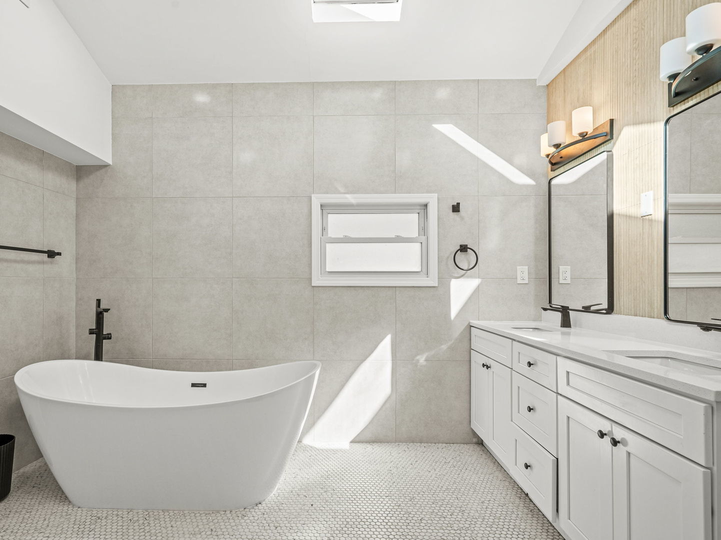 3824 Sunset Avenue Markham, IL 60428 - Photo 8 of 15 a bathroom with a bathtub and a sink