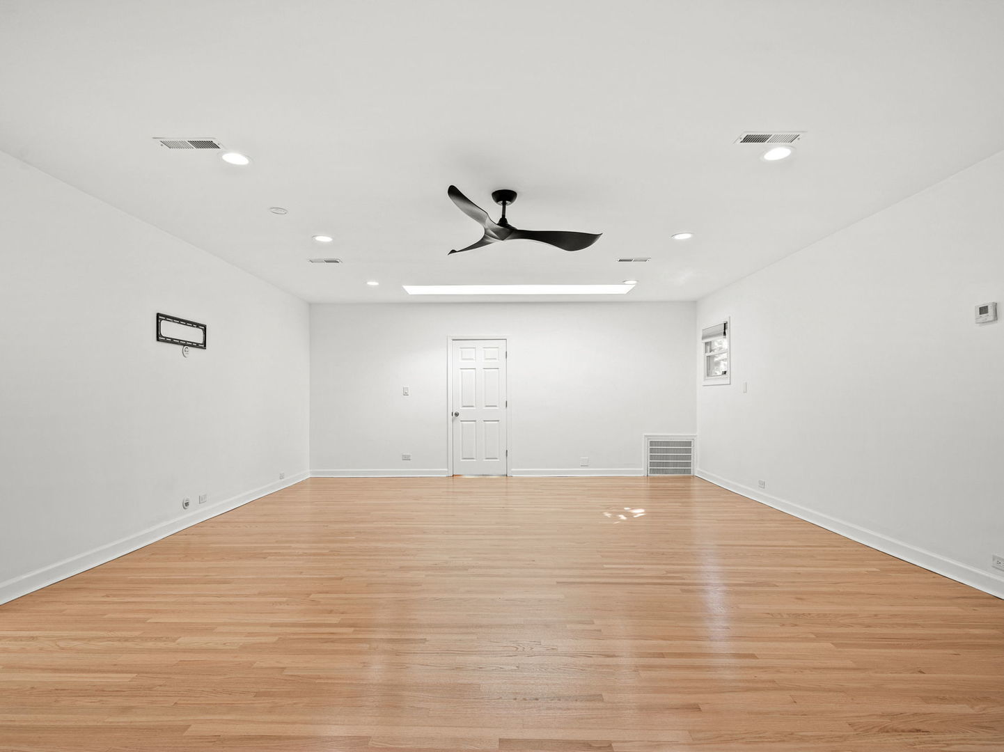 3824 Sunset Avenue Markham, IL 60428 - Photo 9 of 15 a view of an empty room with a ceiling fan
