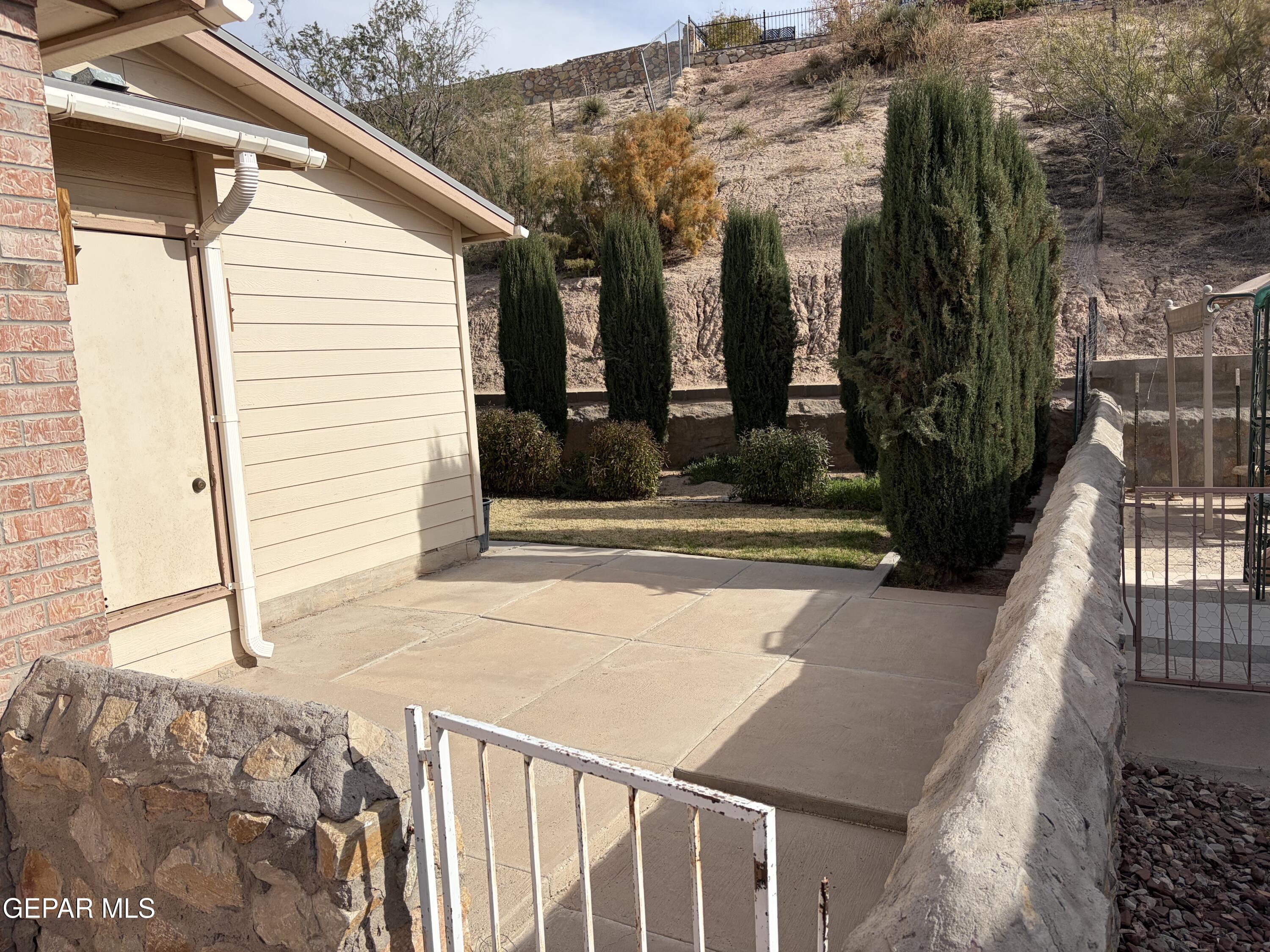10735 Thunder Road El Paso, TX 79927 - Photo 28 of 32 a view of a house with a street