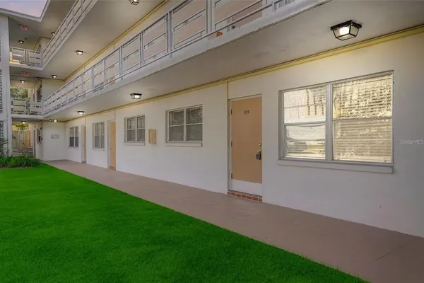 a view of an house with backyard porch and garden