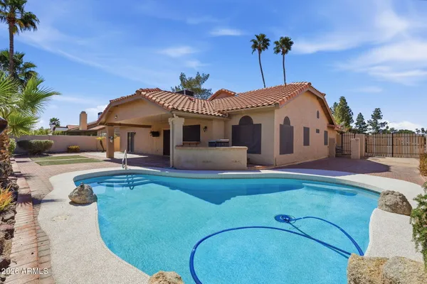a view of a backyard