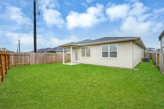 a view of a house with backyard and garden