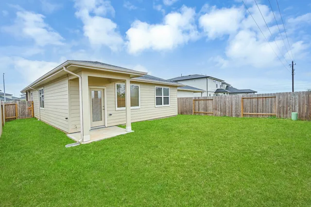 a view of a house with backyard and garden