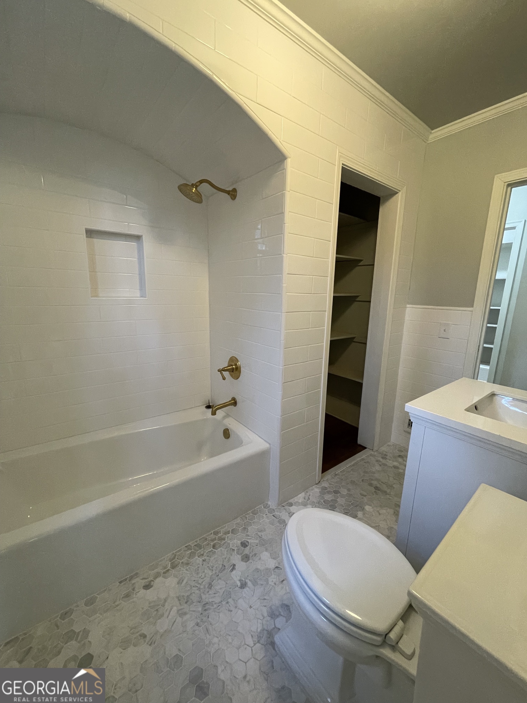 408 Thurston Avenue Thomaston, GA 30286 - Photo 26 of 51 a bathroom with a sink a toilet and bathtub