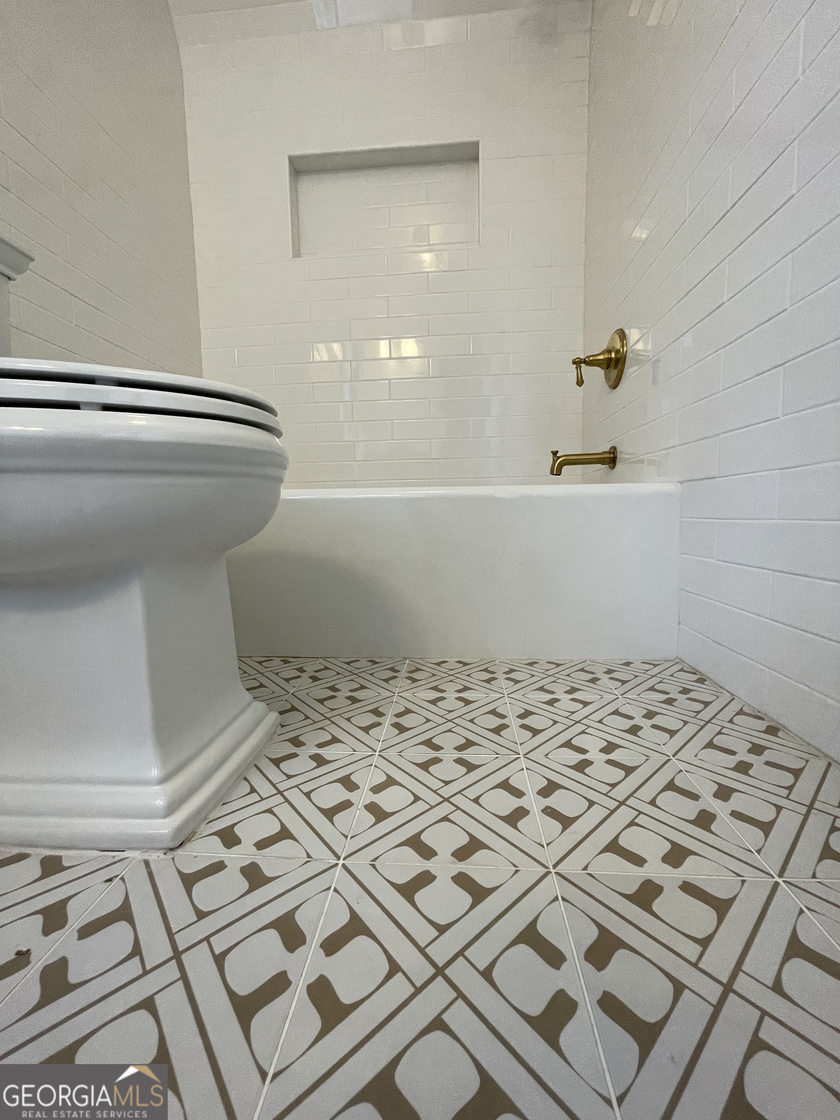 408 Thurston Avenue Thomaston, GA 30286 - Photo 37 of 51 a bathroom with a window