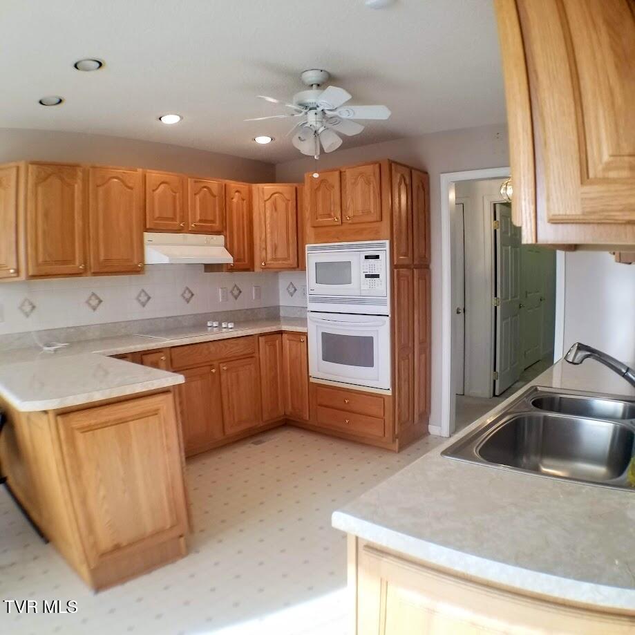 102 East Ridgefield Court Greeneville, TN 37745 - Photo 21 of 100 20241124_150658-EDIT