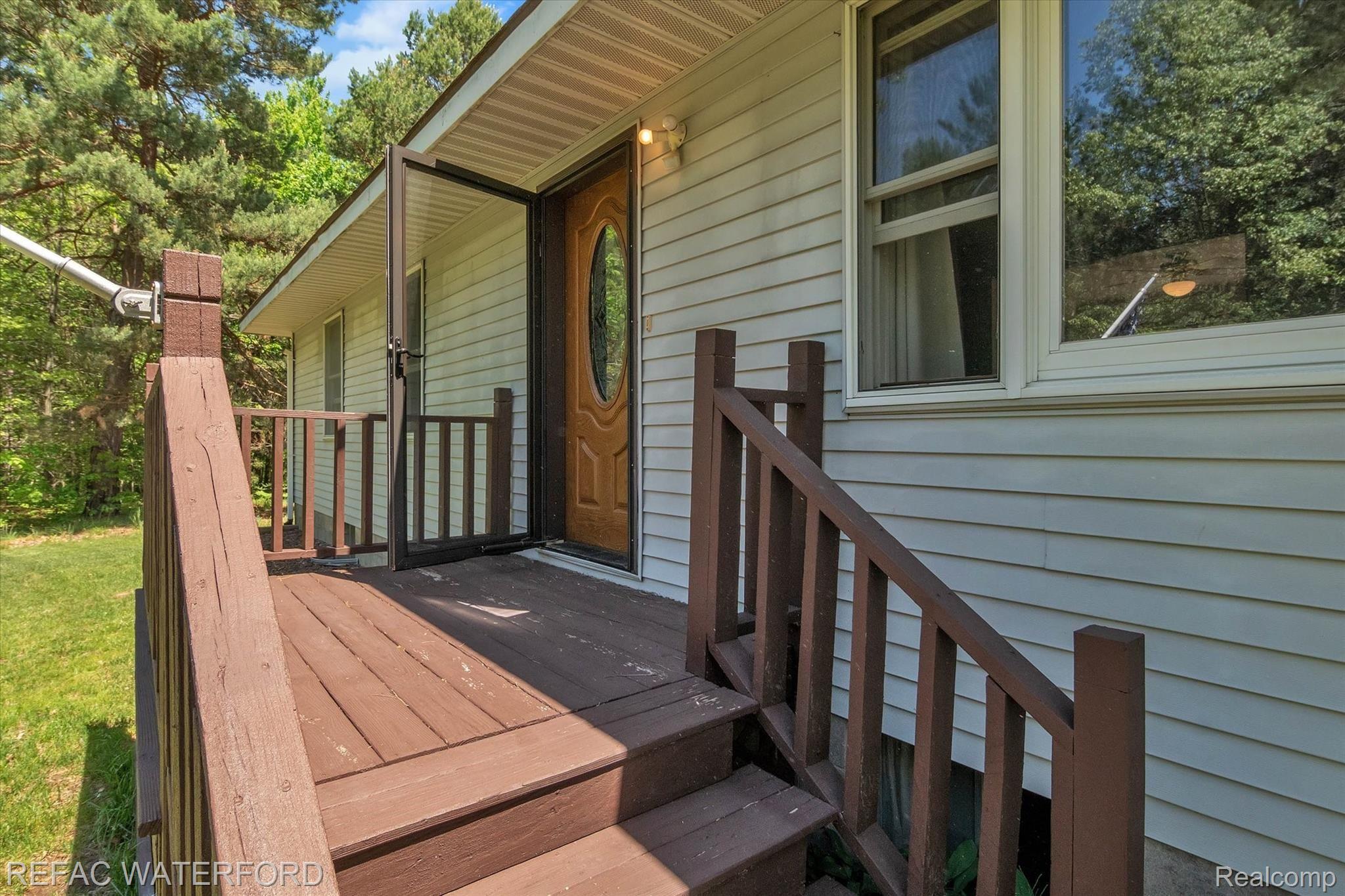 Full glass screen door (screen insert in garage), nice sized front deck, beautiful front door.