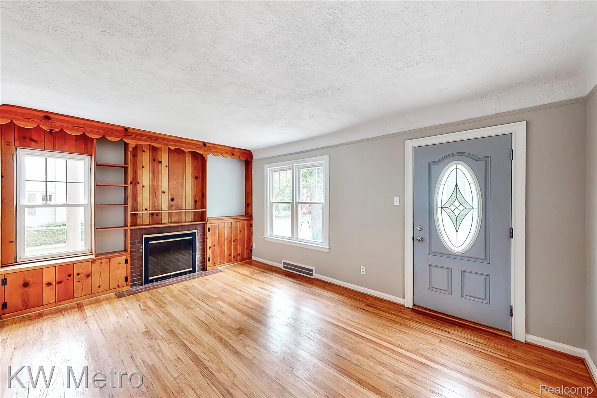 56 Kensington Boulevard Pleasant Ridge, MI 48069 - Photo 6 of 29 LIVING ROOM
