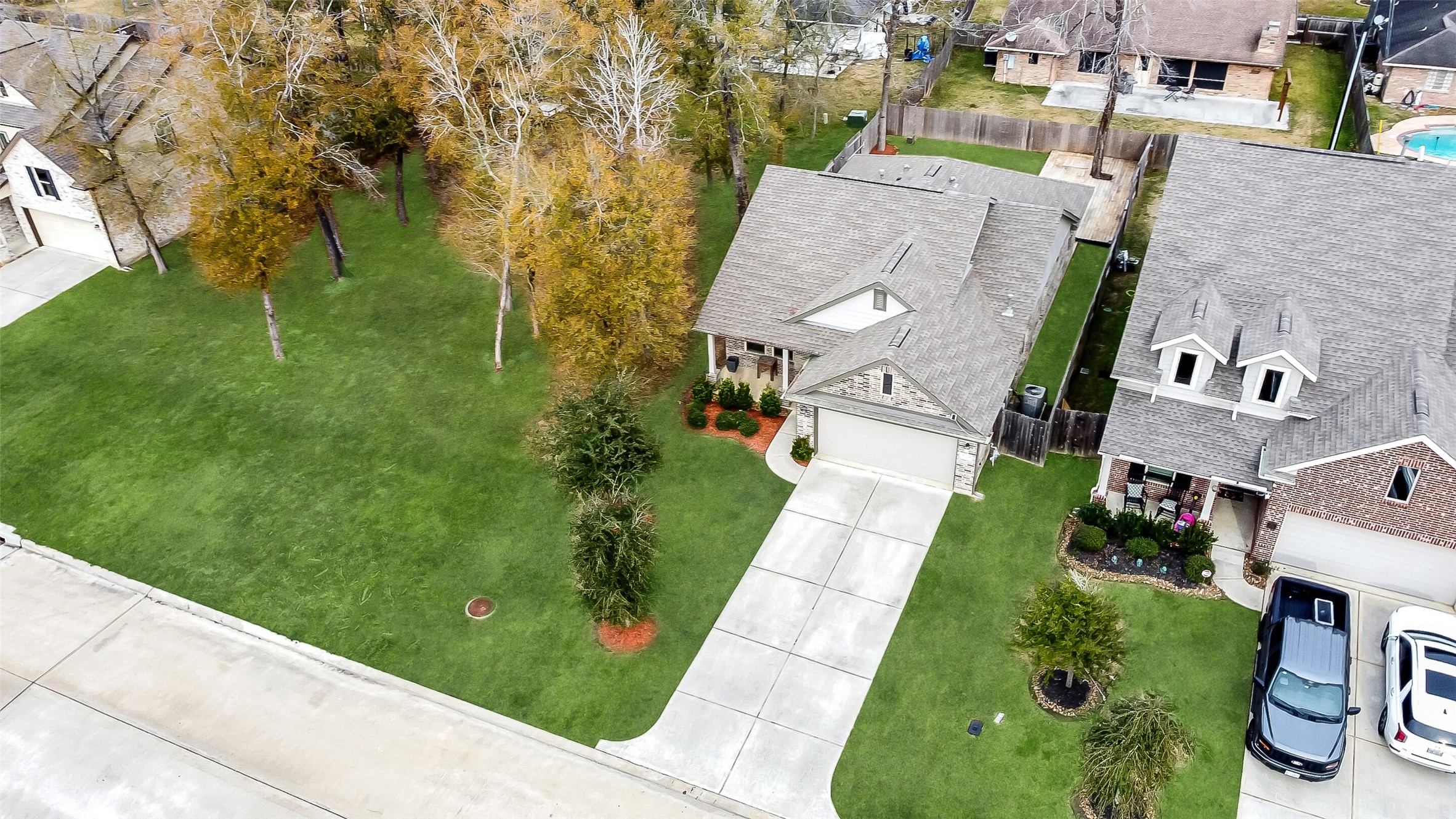 1004 Bulwark Crosby, TX 77532 - Photo 29 of 29 an aerial view of a house with a garden