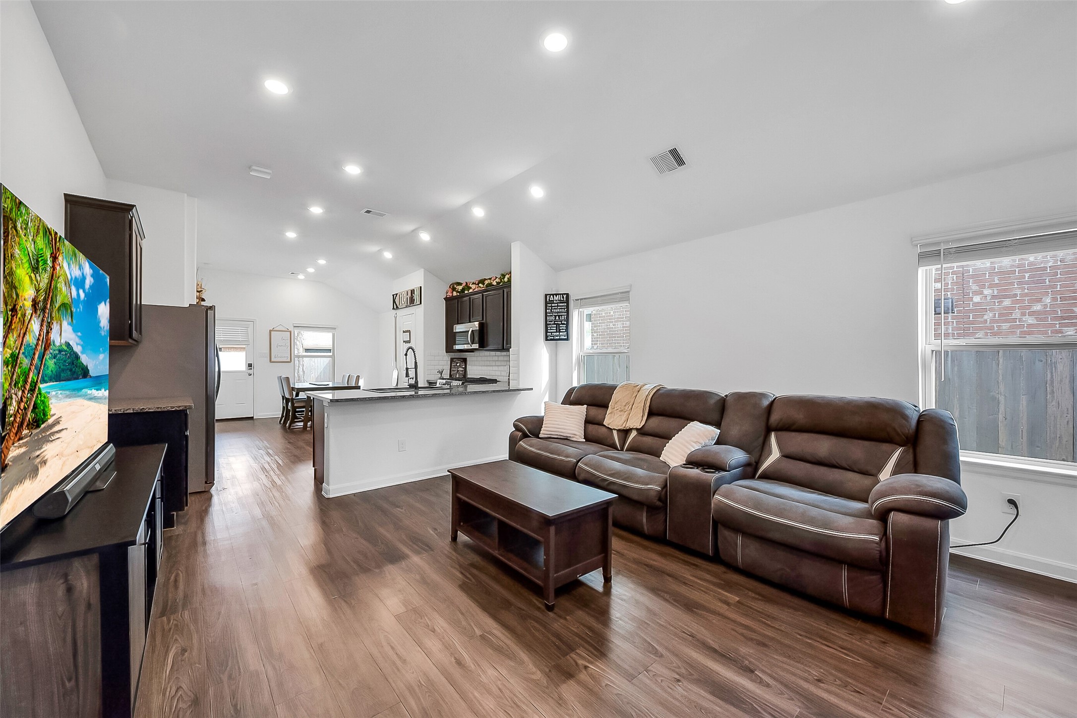 1004 Bulwark Crosby, TX 77532 - Photo 5 of 29 a living room with furniture and a flat screen tv