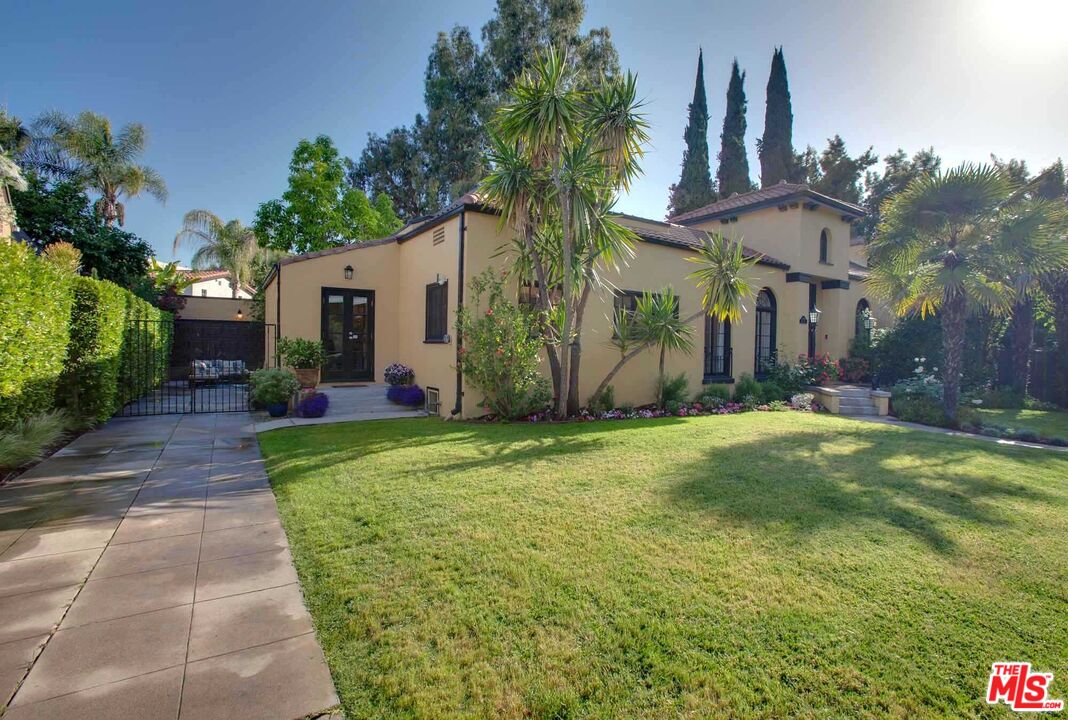 6354 Warner Drive Los Angeles, CA 90048 - Photo 2 of 43 a front view of house with yard and green space