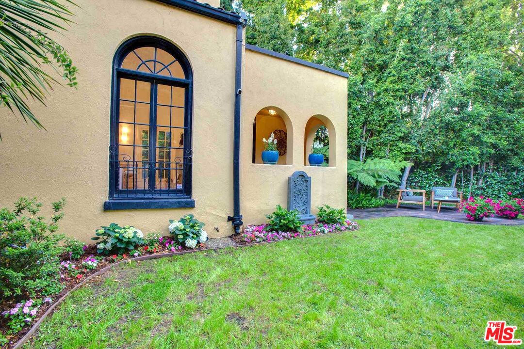 6354 Warner Drive Los Angeles, CA 90048 - Photo 27 of 43 a front view of house with garden