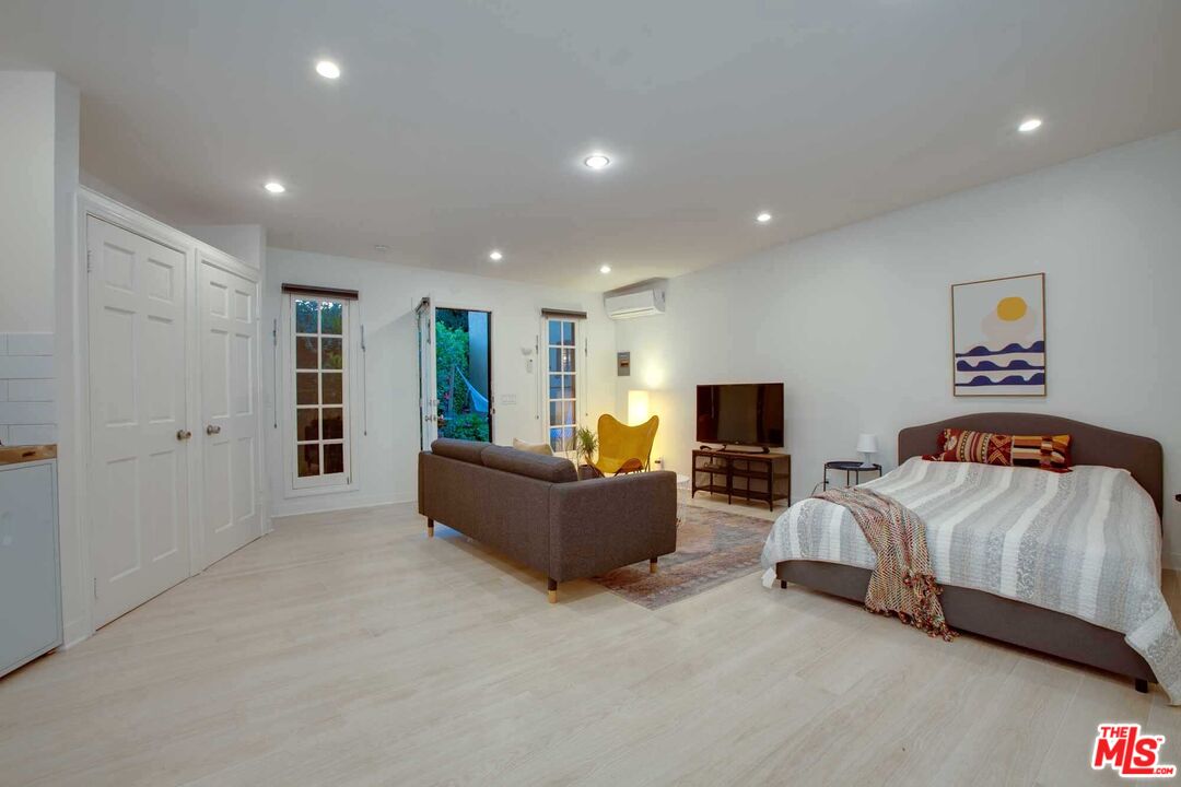6354 Warner Drive Los Angeles, CA 90048 - Photo 36 of 43 a living room with furniture and a flat screen tv