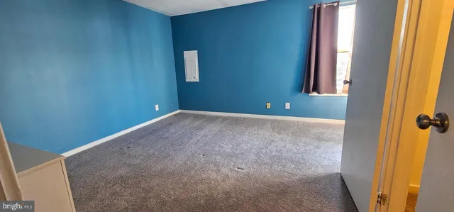 a view of empty room with window