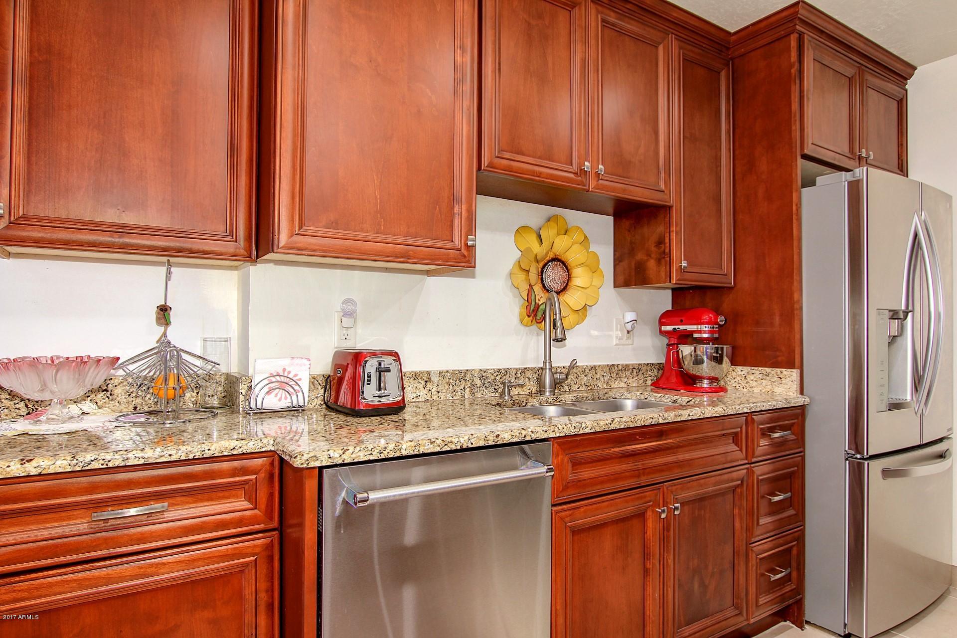 5525 East Thomas Road, Unit B9 Phoenix, AZ 85018 - Photo 7 of 22 0008-thomas (8)