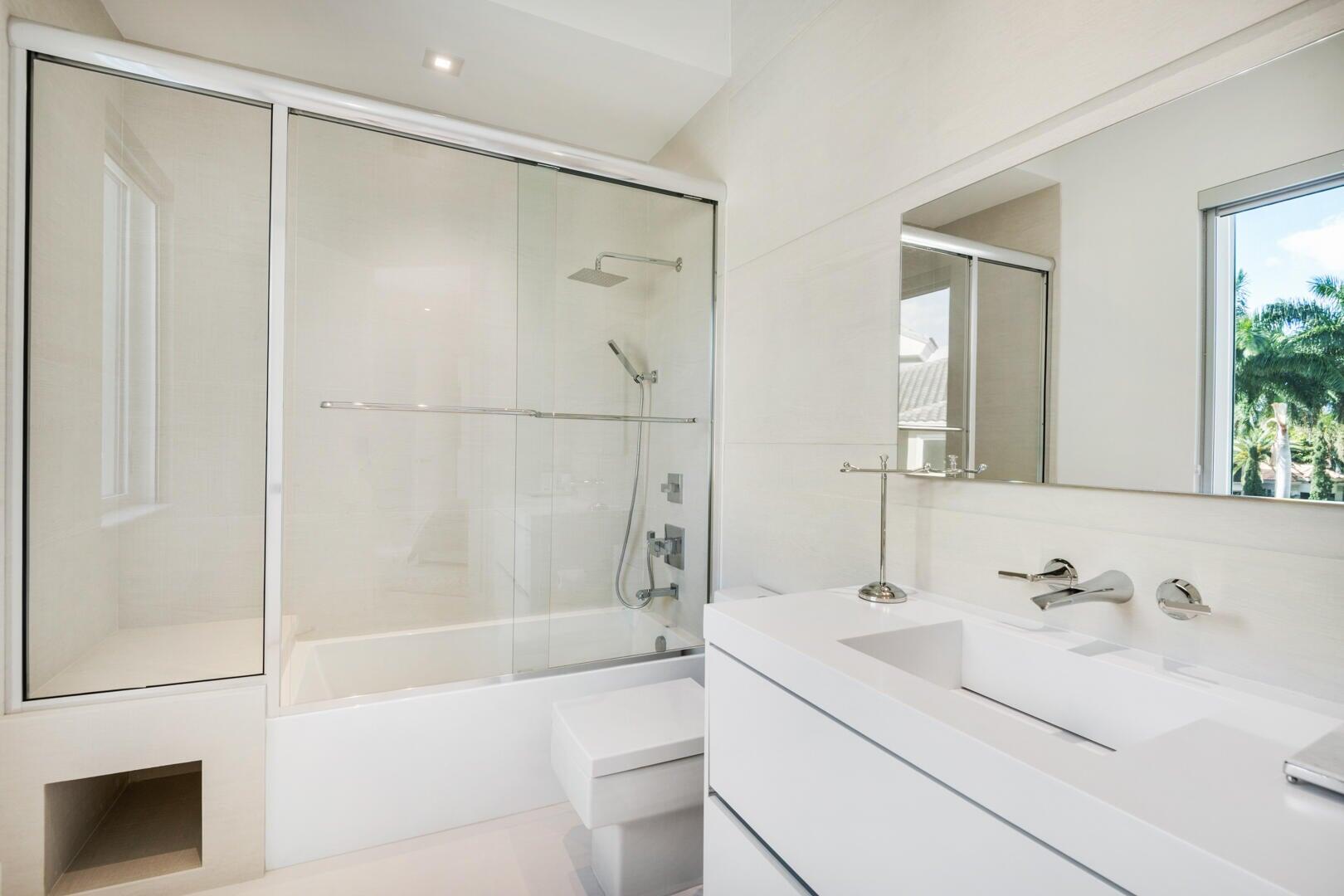 17106 Avenue Le Rivage Boca Raton, FL 33496 - Photo 43 of 76 Secondary Bathroom