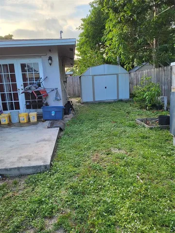 a view of a backyard