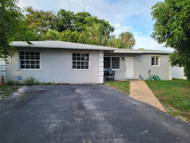 a view of a yard in front of a house with green space
