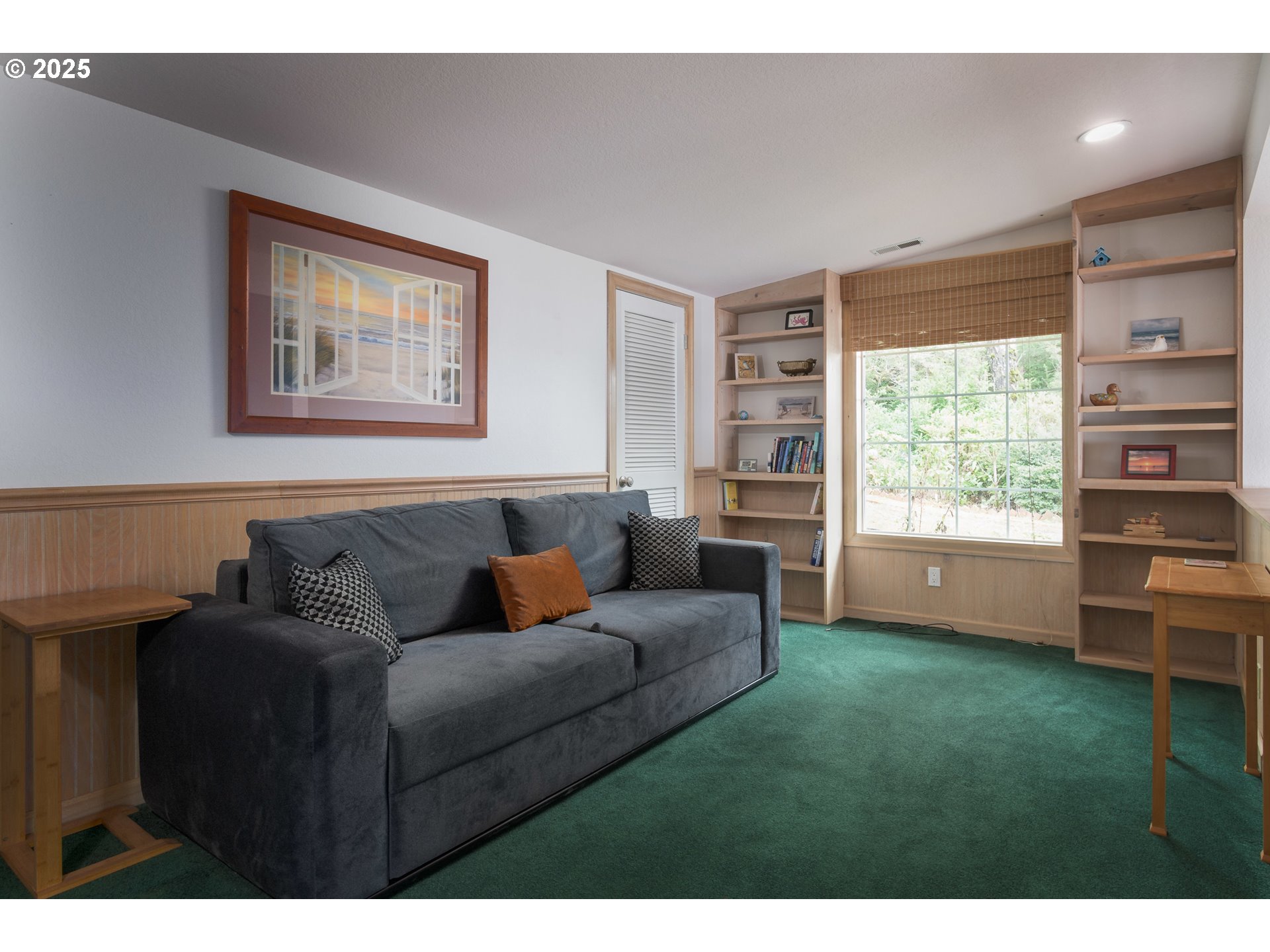 84284 Alder Drive Florence, OR 97439 - Photo 30 of 43 a living room with furniture and a window