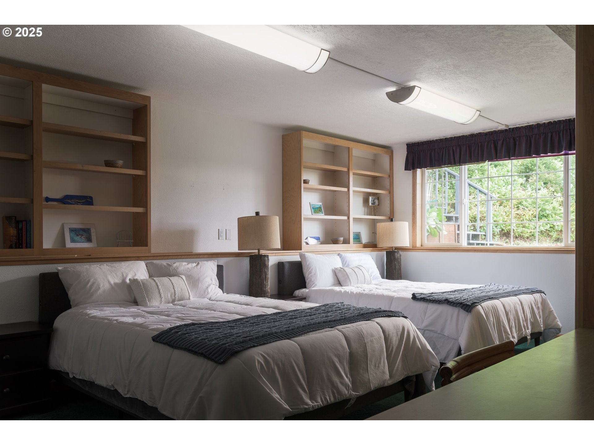 84284 Alder Drive Florence, OR 97439 - Photo 34 of 43 a bedroom with a bed and a large window