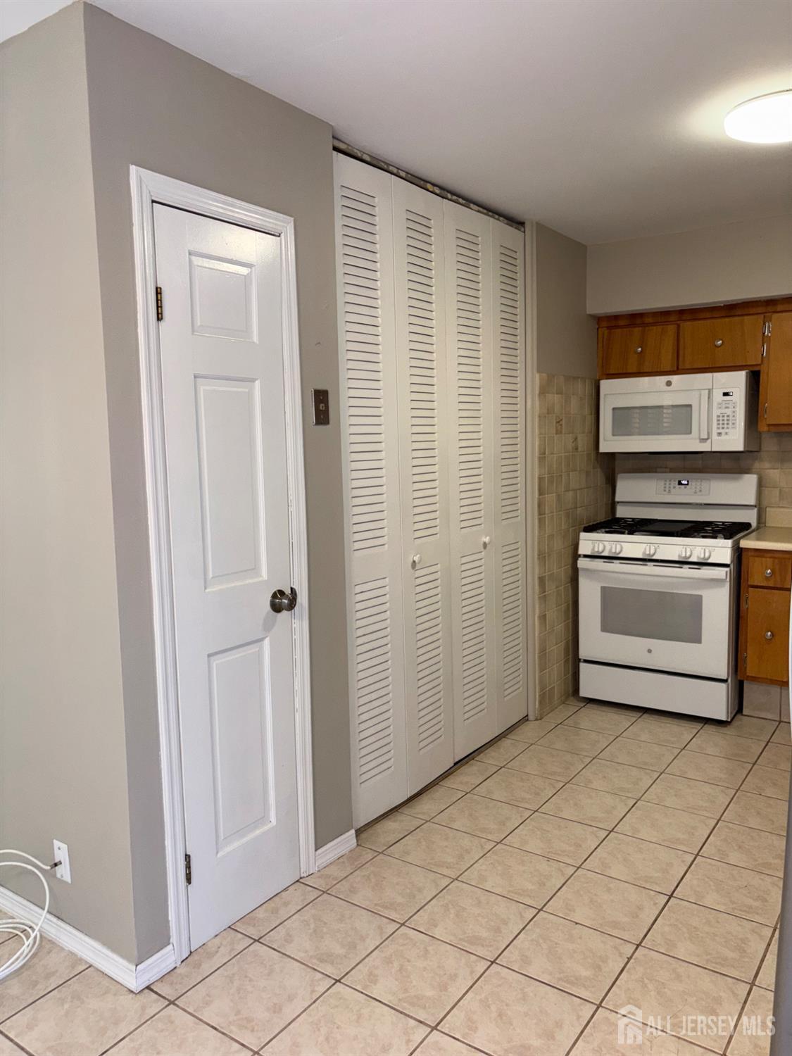 13 Delaware Court, Unit D Matawan, NJ 07747 - Photo 9 of 15