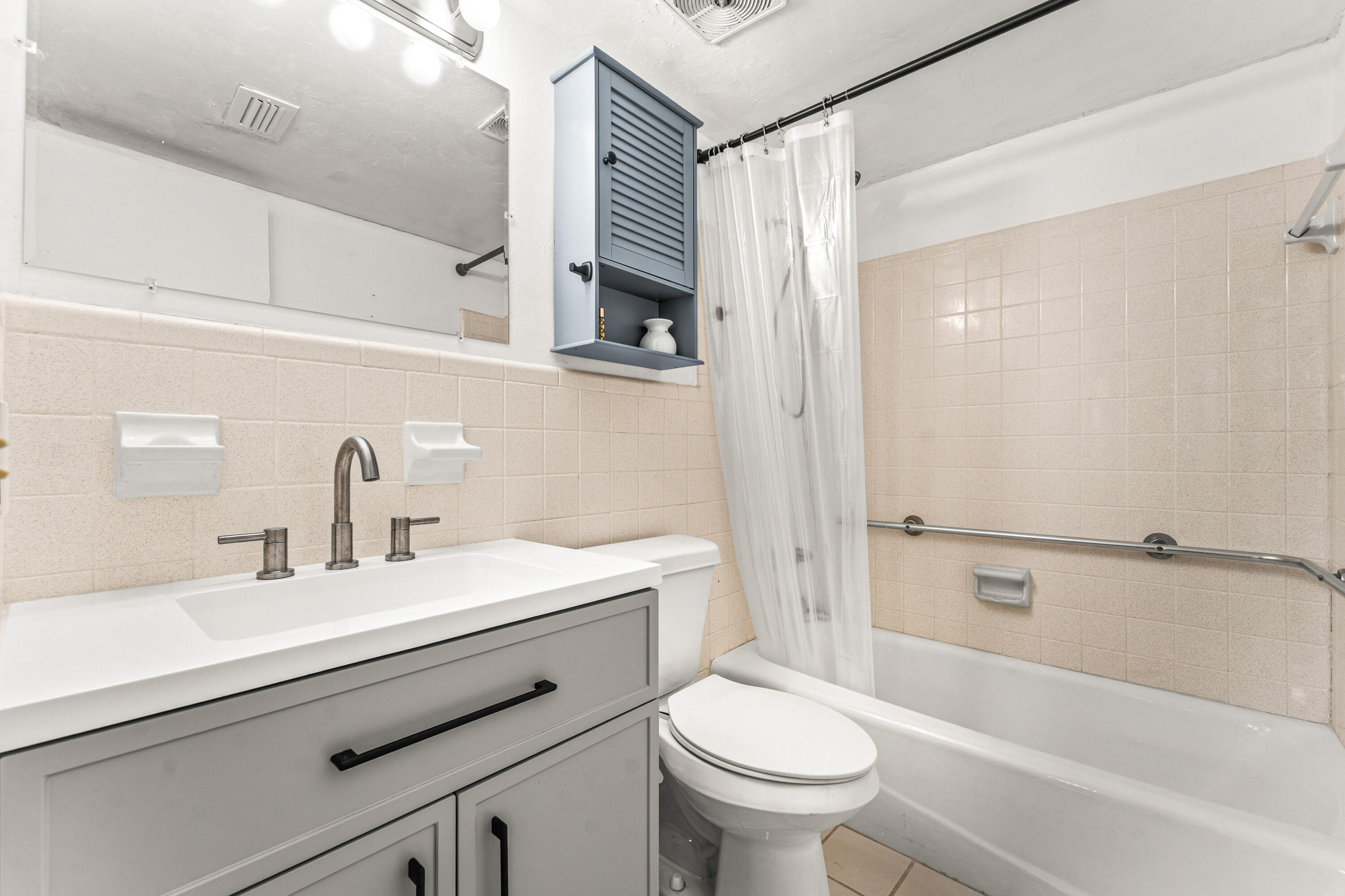 1951 Northeast 39th Street, Unit 131 Lighthouse Point, FL 33064 - Photo 17 of 31 a bathroom with a sink a toilet and a bathtub