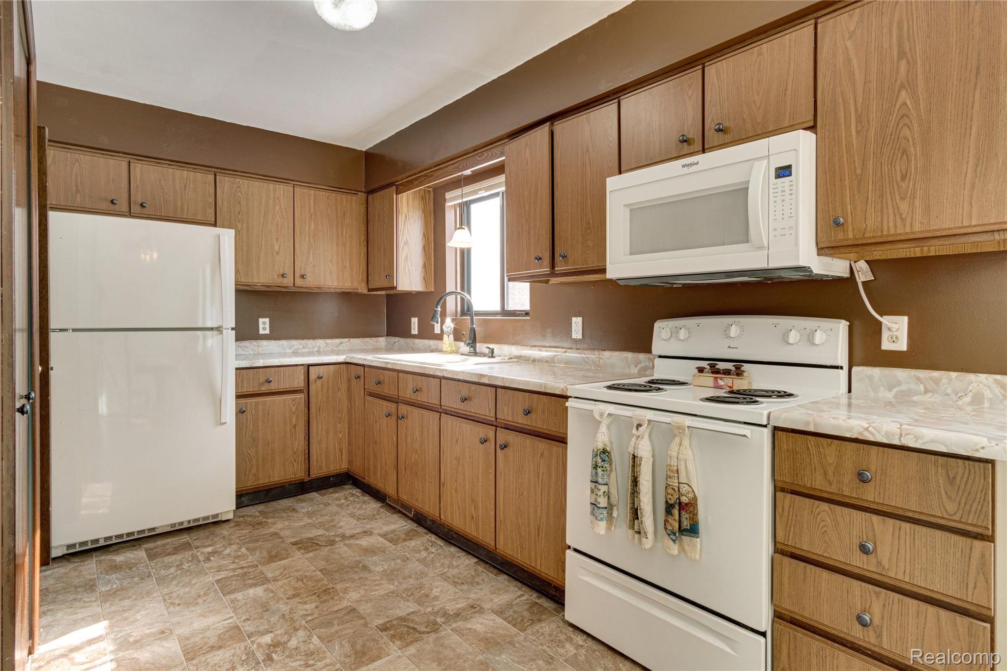 5166 Iosco Road Webberville, MI 48892 - Photo 9 of 33 Interiors (7 of 27).jpg